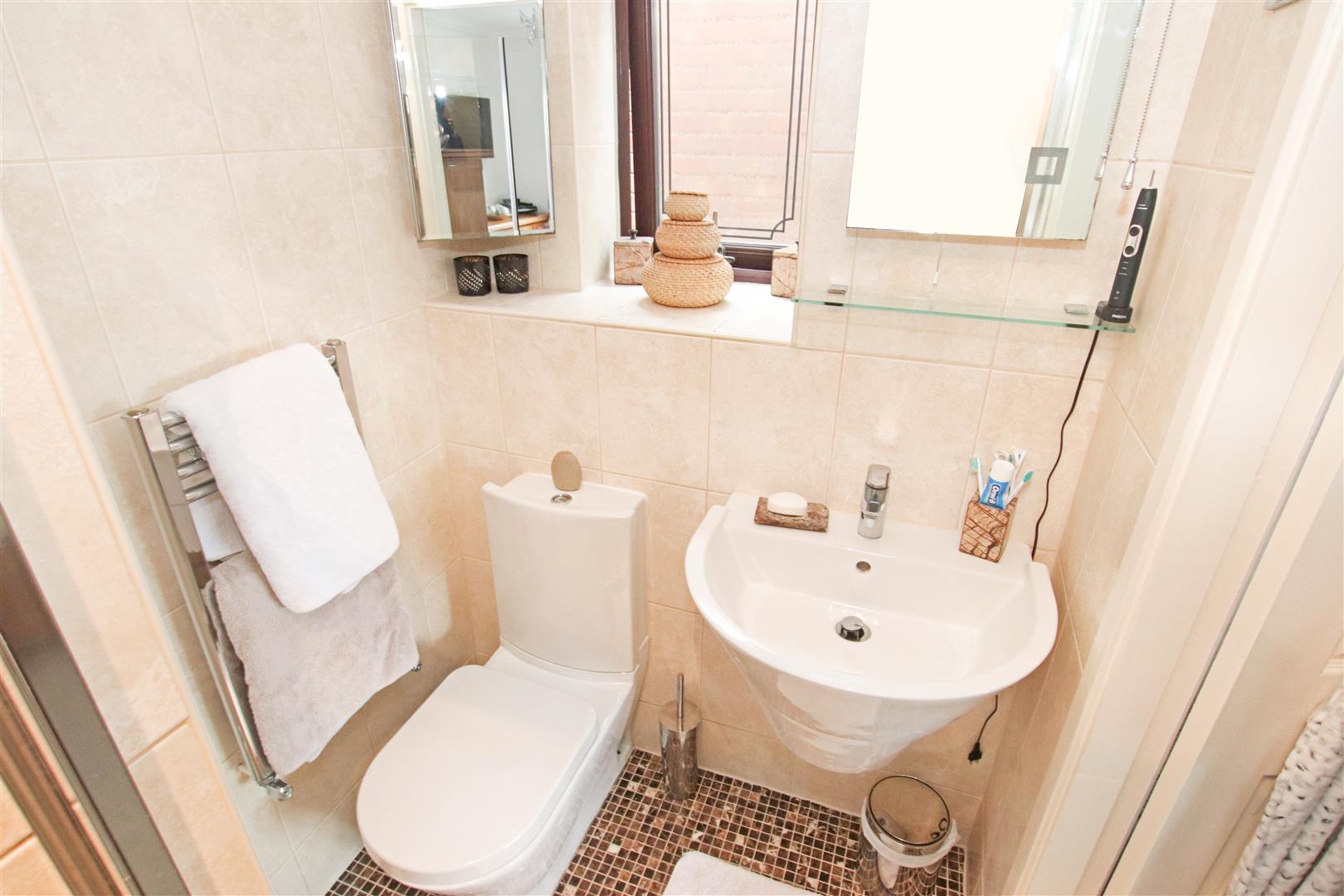 LUXURY FULLY TILED EN-SUITE SHOWER ROOM